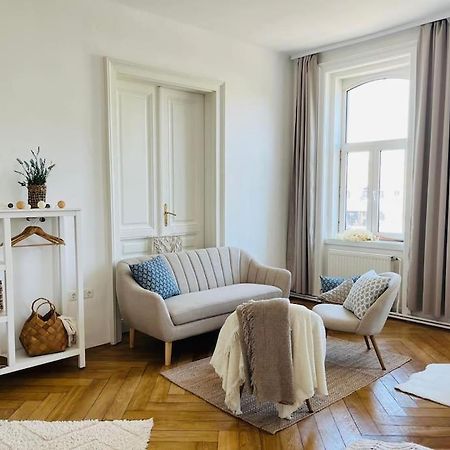 Modernes Design Apartment Вена Экстерьер фото
